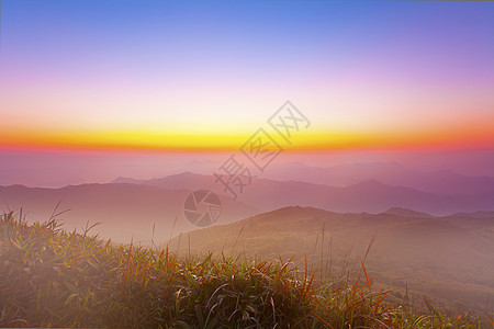 清晨万里无云的山地 天空多姿多彩图片