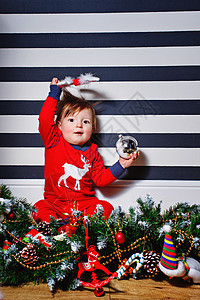 小男孩和圣诞节 健康 庆典 幸福 纯真 圣诞快乐 快乐 玩具图片