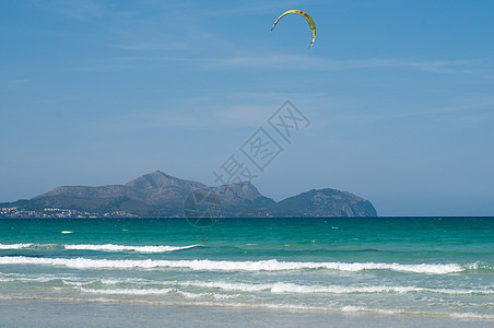 海滩 蓝海和沙沙 山脉 夏天 波浪 墙纸图片