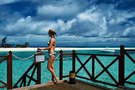 马尔代夫沙滩码头上的妇女 夏天 旅行 天堂 海洋图片