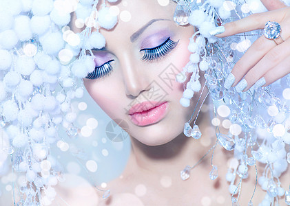 翡翠宝石冬妇女 美丽的时装模特和雪发风格背景