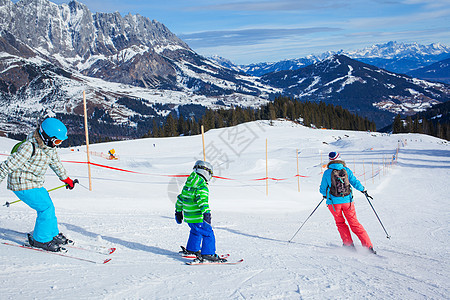 滑雪 冬天 雪 滑雪者 笑 娱乐 母亲 童年 运动图片
