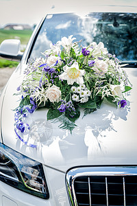 白色有花花布的汽车 美丽的 装饰风格 婚姻 文化 花的图片