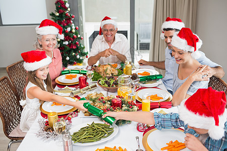 圣诞节晚宴在餐桌上幸福的一家人 食物 假期 女性图片