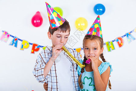 生日派对上的孩子 朋友 女孩 青年 帽 蛋糕 团体图片