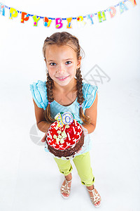 蛋糕甜点有生日蛋糕的女孩 微笑 美丽的 头发 王冠 孩子背景