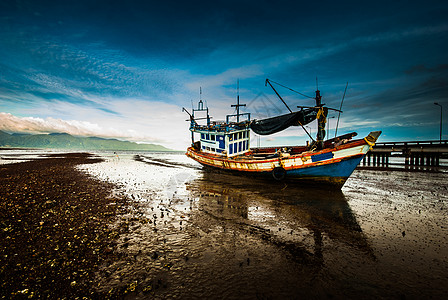 泥沙滩上的渔船 阳光 云 国家的 海洋 天空 蓝色的 支撑图片