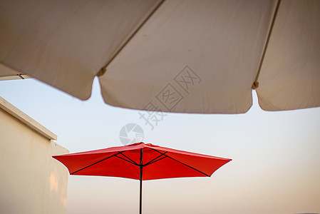 夏令营配有红色雨伞 旅游度假区 娱乐 露台 自由 喜悦图片