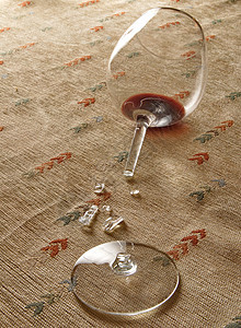 碎玻璃中的红酒 崩溃 葡萄酒 餐具 庆典 饮料图片