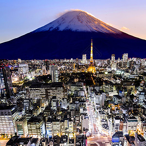 富士山和日落的东京城图片
