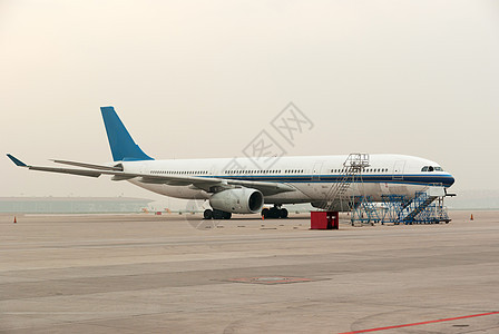 在阴云的一天在平台机场搭乘商业航空公司图片