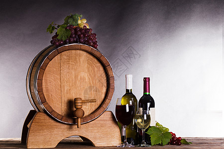木木桶上的葡萄 地窖 酿酒 酿酒师 葡萄园 木头 瓶子 喝图片