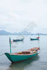 渔船停靠在岸边 夏天 木头 村庄 地中海 天空 支撑图片