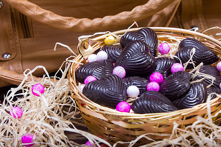 家里用带钱包的金属篮子做巧克力 展示 甜点 糖果图片