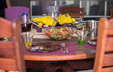 将沙拉放在装饰的桌子上 盘子 厨房 假期 餐厅 服务图片