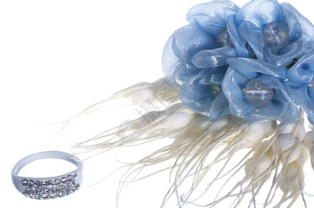 翡翠宝石孤立的结婚戒指和喜好 婚礼 金的 宝石 庆典 蜜月背景