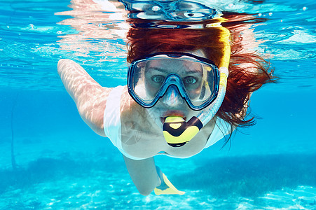 戴面罩上潜水的妇女 女孩 浮潜 绿松石 闲暇 呼吸管 女性图片