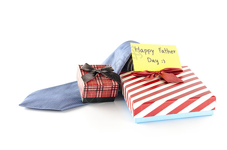 竖条纹礼物盒和两个带有卡片标签的礼物盒 写着快乐的父亲日单词 蓝色的 丝带背景