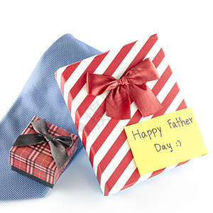 竖条纹礼物盒和两个带有卡片标签的礼物盒 写着快乐的父亲日单词 衣服 天背景
