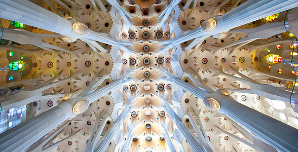 西班牙圣家堂La Sagrada 家庭 内地 尖塔 熟悉的背景