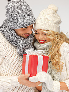 一对浪漫情侣穿着带礼物盒的毛衣 男性 棉被 时尚图片