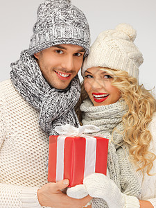 一对浪漫情侣穿着带礼物盒的毛衣 庆典 女士 羊毛图片