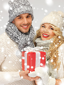 一对浪漫情侣穿着带礼物盒的毛衣 情人节 拥抱 生日图片