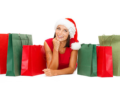 妇女穿着红衬衫 装有购物袋 快乐 女性 零售 圣诞节图片