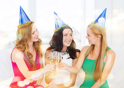 3名戴帽子 戴香槟眼镜的妇女 美丽的 女孩们 庆典图片