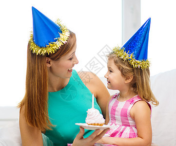 穿着蓝帽子和蛋糕的母亲和女儿 派对 孩子 馅饼图片