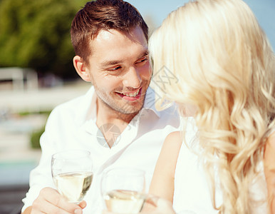 一对夫妇在咖啡馆喝葡萄酒 浪漫 微笑 约会 饮料图片