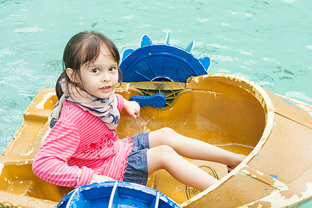 坐在踏板船上的年轻女孩 放松 水池 喜悦 漂浮图片