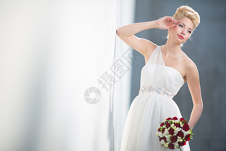 婚礼那天的美美新娘 金发 美丽的 时尚 镜子 化妆品 王冠背景图片