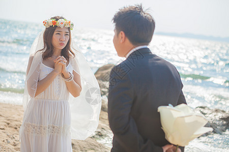 相恋的年轻情侣 男性 旅行 花 夏天 女孩 闲暇 吻图片