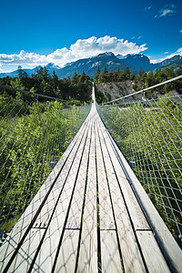 季节性河流的吊桥 冒险 自然 水 天空 行人天桥图片
