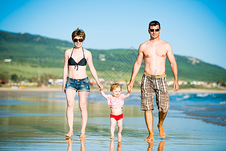 木板上的孩子海滩上美丽的家庭 父亲 夏天 母亲 快乐的 成人 女性背景