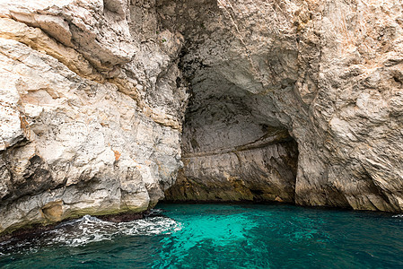 戈佐岛入口海岸的洞穴和悬崖图片