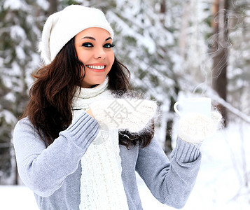 喝热茶或咖啡在户外布置的女人 衣服 温暖的 假期图片