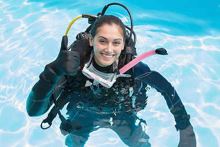参加游泳池泳池滑雪训练的微笑妇女举起拇指 氧气瓶 女性图片