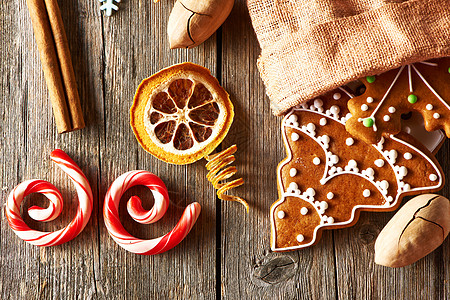 圣诞节自制的姜饼饼干 粗麻布 传统 坚果 手工制作的图片