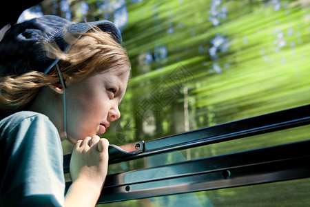 男孩看着火车窗外的车窗 窗户 乘客 运输 假期图片