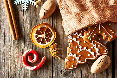 圣诞节自制的姜饼饼干 甜点 糖果 树 星星 坚果图片