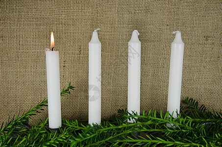四支在布隆普背景的蜡烛图片