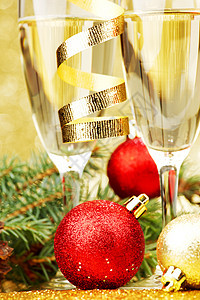 香槟和圣诞节装饰 新年 锥体 冷杉 红色的 玩具 葡萄酒图片