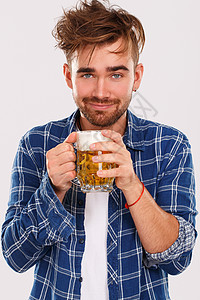 酒酒 穿蓝衬衫的啤酒男 白色的 头发 豪饮 脸 肮脏的图片
