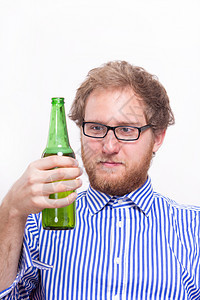 胡子人和一瓶啤酒图片