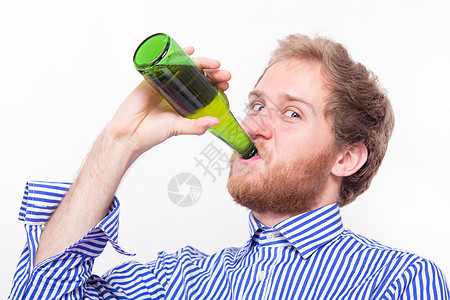 年轻人喝一瓶啤酒的年轻男人图片