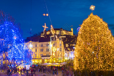 圣诞节夜景卢布尔雅那市中心为圣诞节装饰 城市 建筑学 假期背景