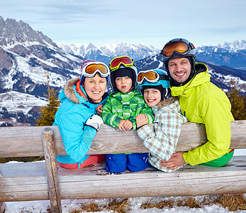 青少年滑雪家庭享受冬季假期 山 女孩 寒冷的 滑雪 冬天背景