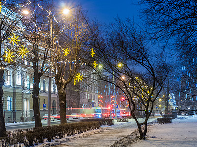 圣诞节里加街的NIght视图 公共汽车 欧洲 首都图片